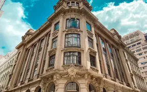 Fachada do Centro Cultural Banco do Brasil em São Paulo sob céu azul