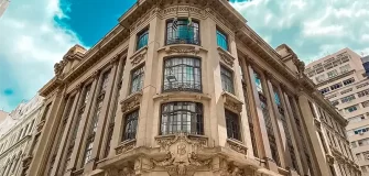 Fachada do Centro Cultural Banco do Brasil em São Paulo sob céu azul
