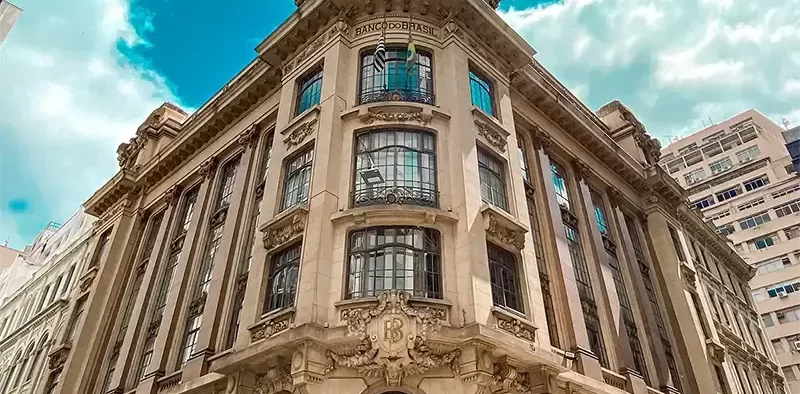 Fachada do Centro Cultural Banco do Brasil em São Paulo sob céu azul