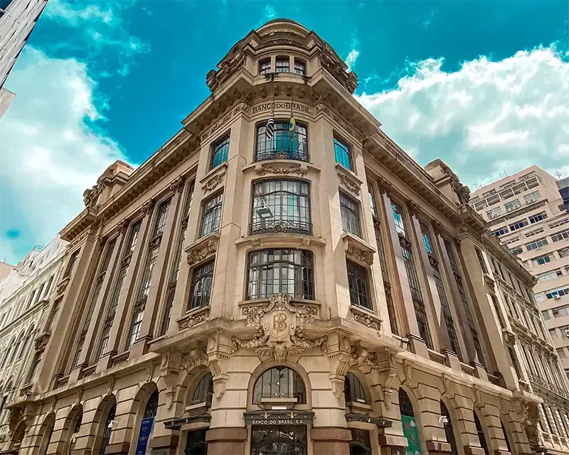 Fachada do Centro Cultural Banco do Brasil em São Paulo sob céu azul