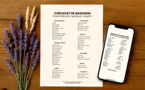 Checklist de viagem para imprimir ao lado de versão digital, sobre mesa de madeira com lavanda e flores secas