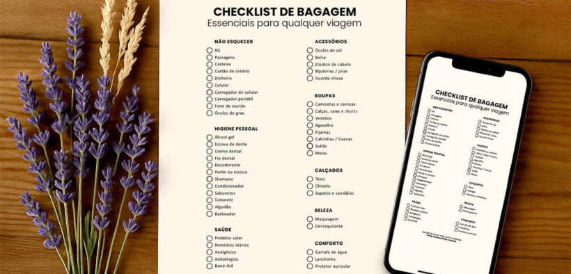 Checklist de viagem para imprimir ao lado de versão digital, sobre mesa de madeira com lavanda e flores secas