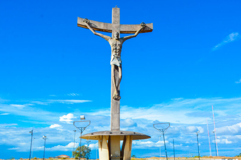 Estátua do Cristo Crucificado de Mário Cravo Jr. em Vitória da Conquista (BA). O monumento de 33 metros possui feições nordestinas e é considerado o maior do mundo em sua categoria.