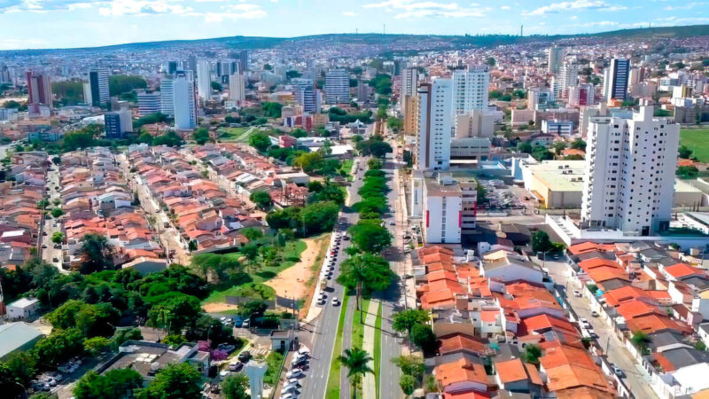 Vista aérea panorâmica de Vitória da Conquista, Bahia, conhecida como Suíça Baiana, mostrando prédios e o relevo do Planalto da Conquista.