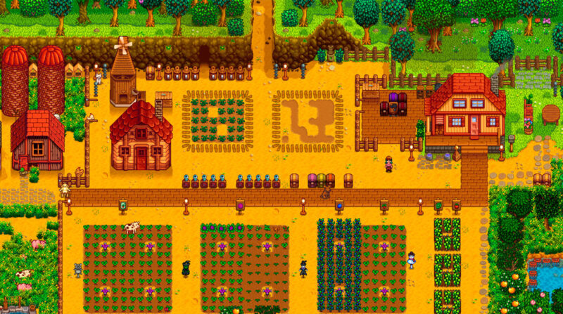 ista aérea de uma fazenda organizada em pixel art no jogo Stardew Valley, mostrando canteiros de cultivo com aspersores, casa de madeira, celeiros e silos rodeados por árvores.