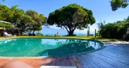 Piscina da hospedagem em Ilhabela
