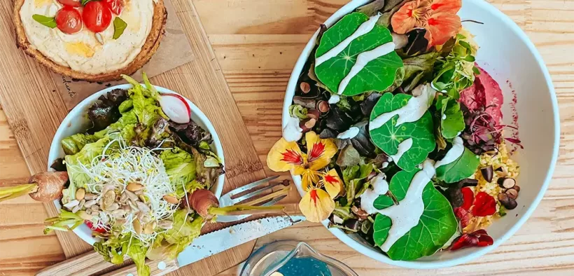 Pratos e drinks no Purana, restaurante vegano em São Paulo