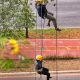 Grupo faz rapel no viaduto Sumaré, em São Paulo.