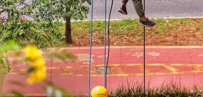 Grupo faz rapel no viaduto Sumaré, em São Paulo.