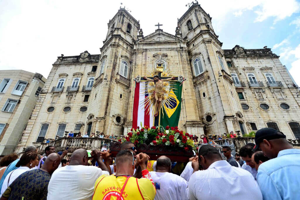 Fiéis participam da Lavagem do Bonfim em frente à Basílica, em Salvador, Bahia.